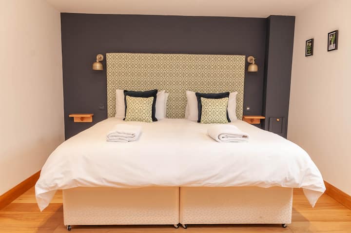 Master bedroom 2 singles or 1 superking