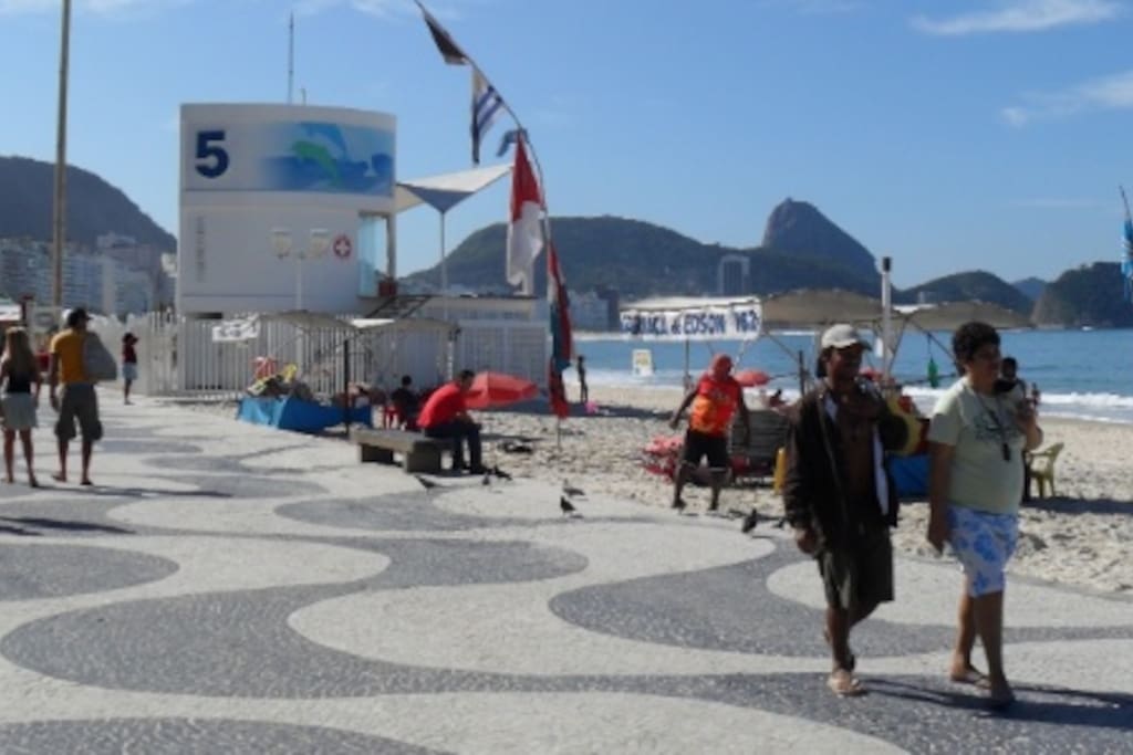 Praia entre 5 e 10 minutos do apartamento | Copacabana beach between 5 and 10 minutes walk from the apartment