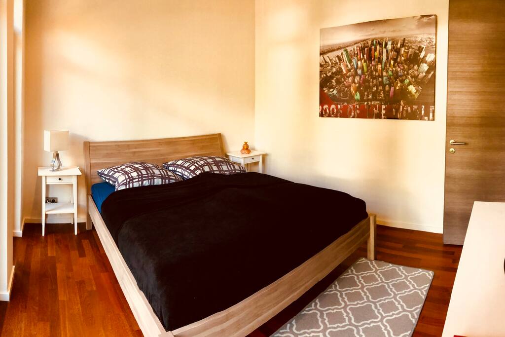Schlafzimmer 1
