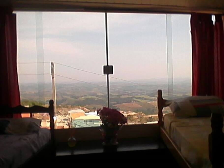 CASA EM SÃO THOMÉ DAS LETRAS COM UMA VISTA PANORÂMICA DA CIDADE