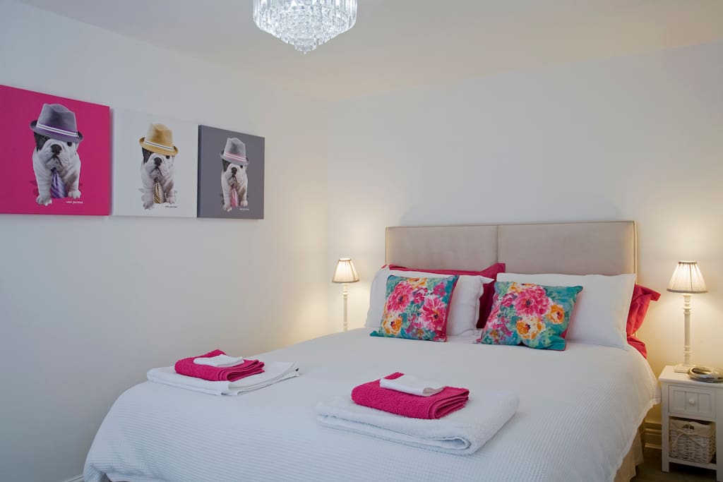 Extremely comfortable king sized bed, all bedding and towels supplied.