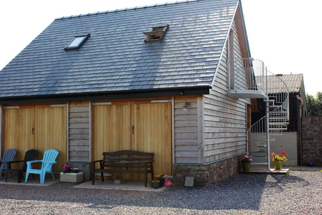 Self contained unit with loft upstairs