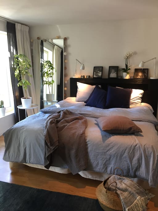 Bedroom with queen size bed