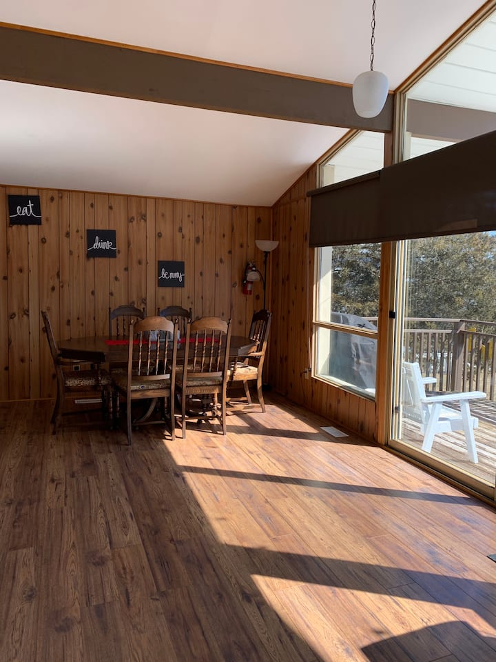Cozy 4 Seasons Lakefront Cottage - Prince Edward