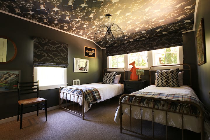 Room No. 6 (third floor) is a cozy retreat with views of the backyard and quiet western-facing side street. Two twin beds are outfitted with Keetsa mattresses. Windows treated with blackout shades. Sleeps 2 with full bath.