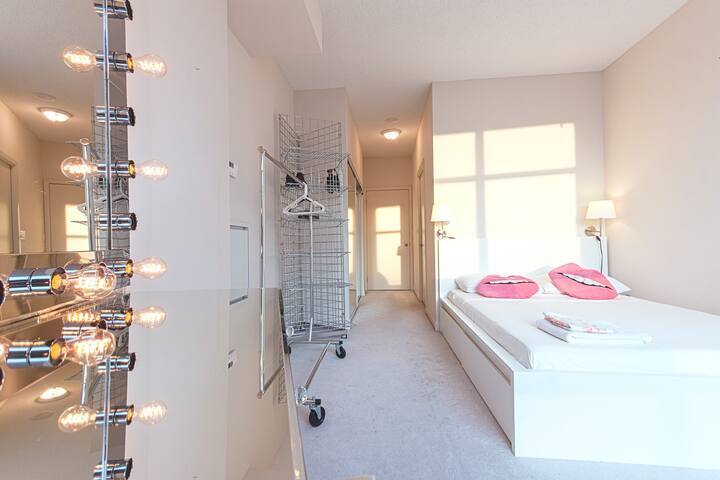 Elegant 2 BD Waterfront Condo Downtown Toronto gallery image 3