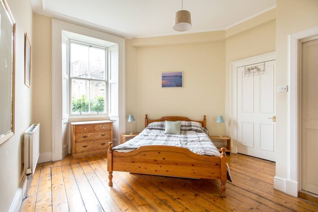 Large bedroom with Kingsize bed and en suite shower room