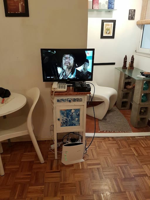 tv LED, wifi, teléfono fijo con llamadas urbanas.