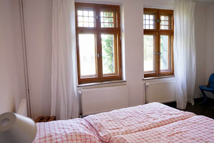 Chumba cha kulala katika ghorofa ya chini inayoangalia bustani.