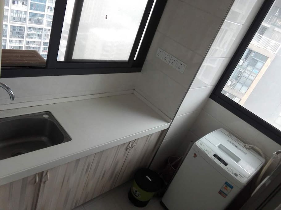 本卧室专用阳台,一面看海看日出,一面看入户花园。配烧水壶、电磁炉、洗衣机、冷热水水龙头。