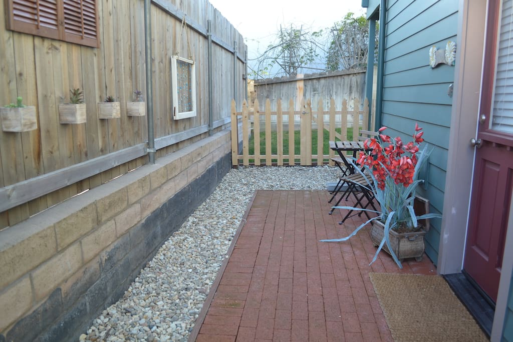 Separate entrance with area for pet.