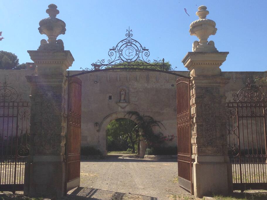L'entrée principale du domaine