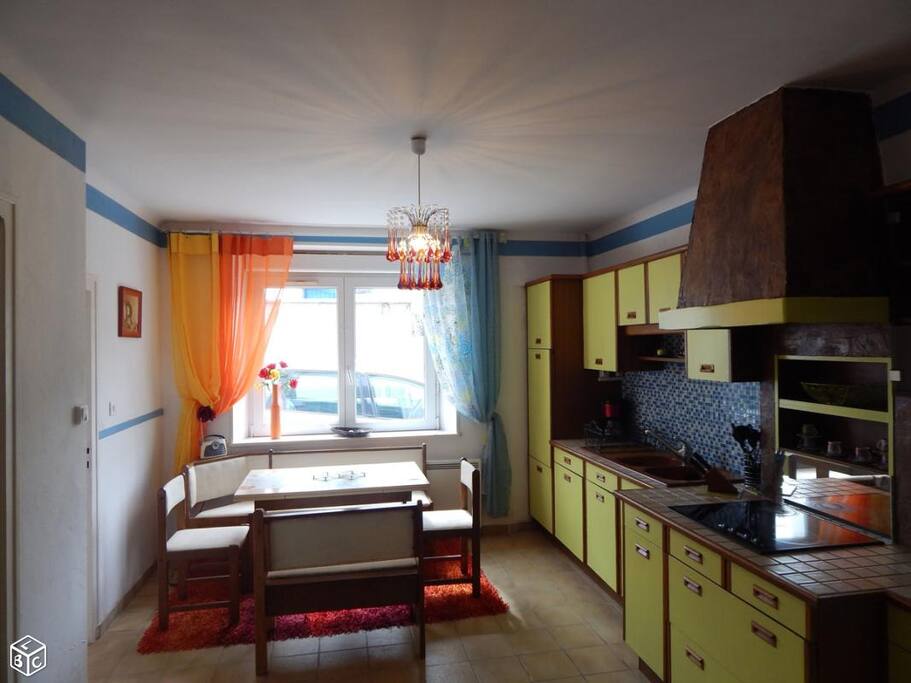 Cuisine toute équipée, four, micro-onde, réfrigérateur, congélateur, volet roulant, hotte aspirante, éclairage plan de travail, plaque de cuisson 4 feux, évier double bac, multiples rangements et table de séjour jusqu'à 5 places