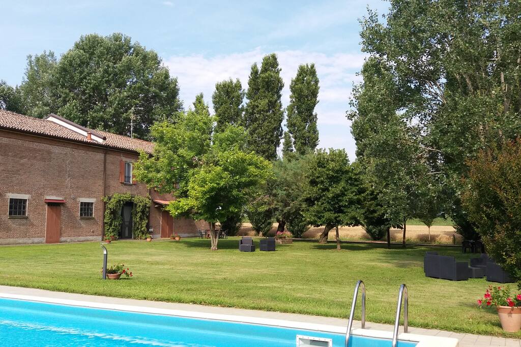 swimmingpool, garden and garden furniture