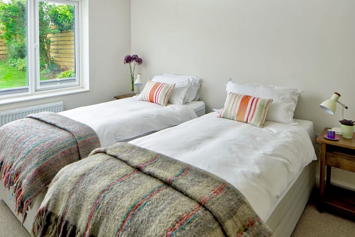 Lits jumeaux ou tyrolienne vers Super King dans 2 des chambres