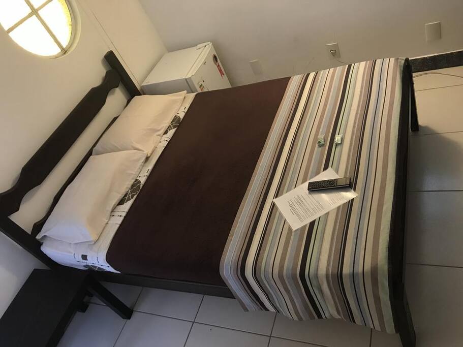 Quarto duplo econômico com banheiro interno.