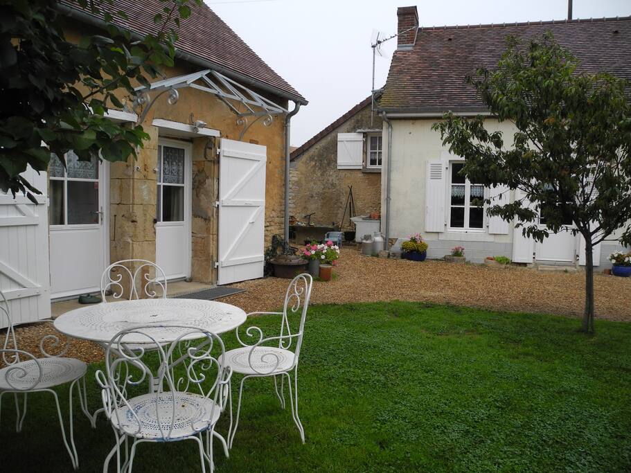 les jardins sont verdoyants.