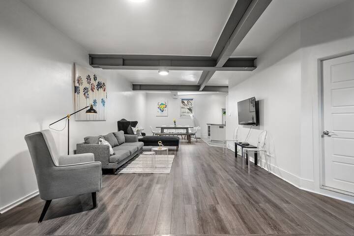 Huge & Stylish – 3BR – Sleeps 10 – Top Location gallery image 2