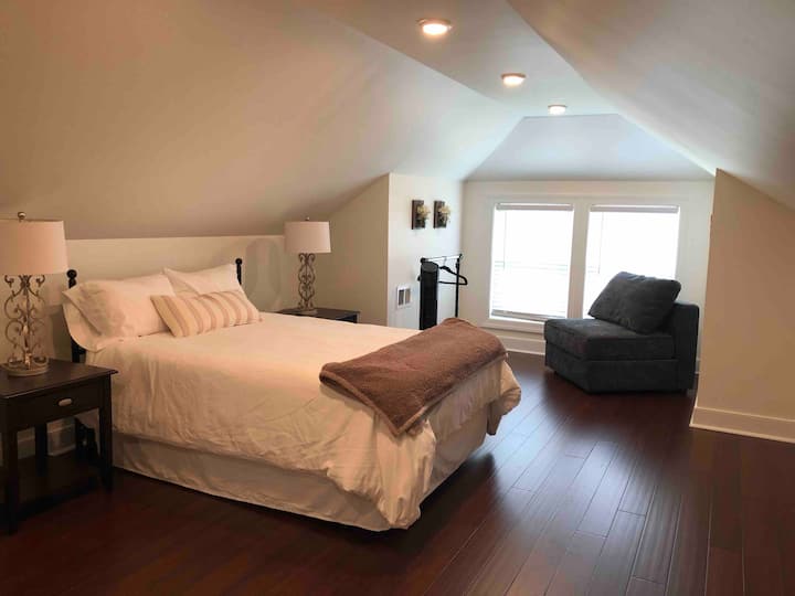 Ambienti i loftit. Krevat me madhësi të plotë.  Hapësirë për t 'u ulur. Ventilator për qëndrim rrotullues.