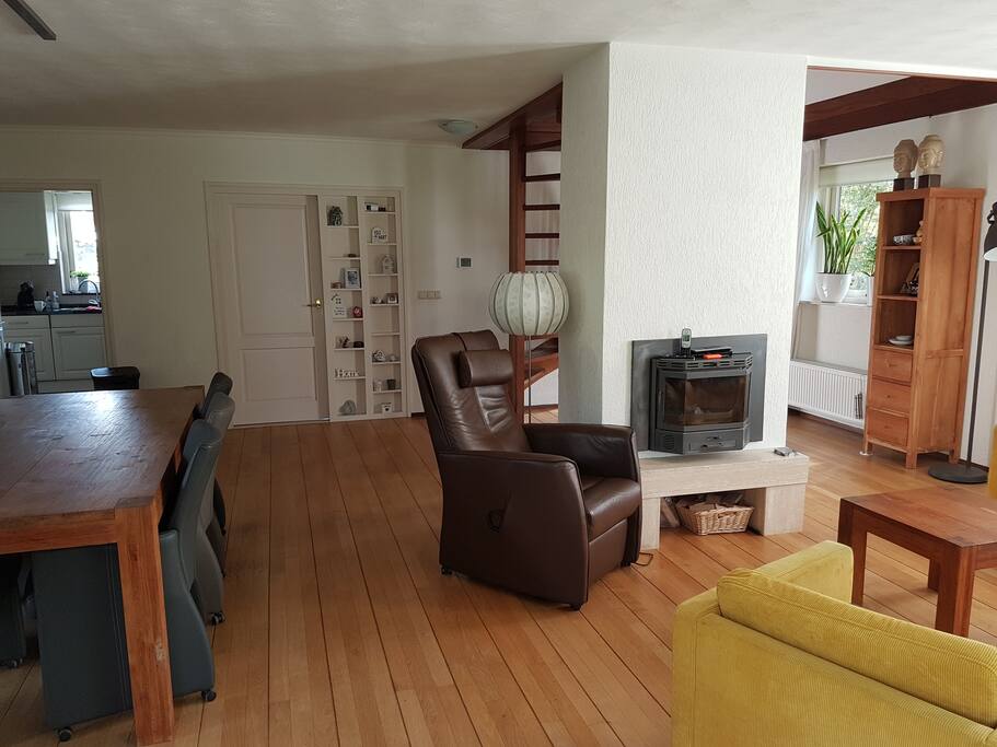 De extra lange eettafel met 6 fauteuils.
