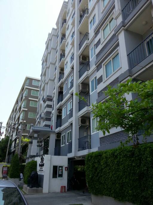 ตัวตึกสูง 8 ชั้น ห้องพักอยู่ชั้นที่ 4 ถ่ายจากสถานที่จริง