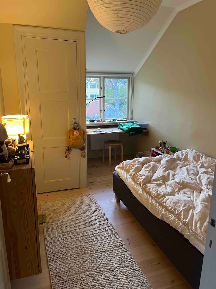 La chambre 3 se trouve au deuxième étage à côté de la chambre principale. Lit de 120 cm de large. Masses de jouets depuis 2 à 4 ans. 