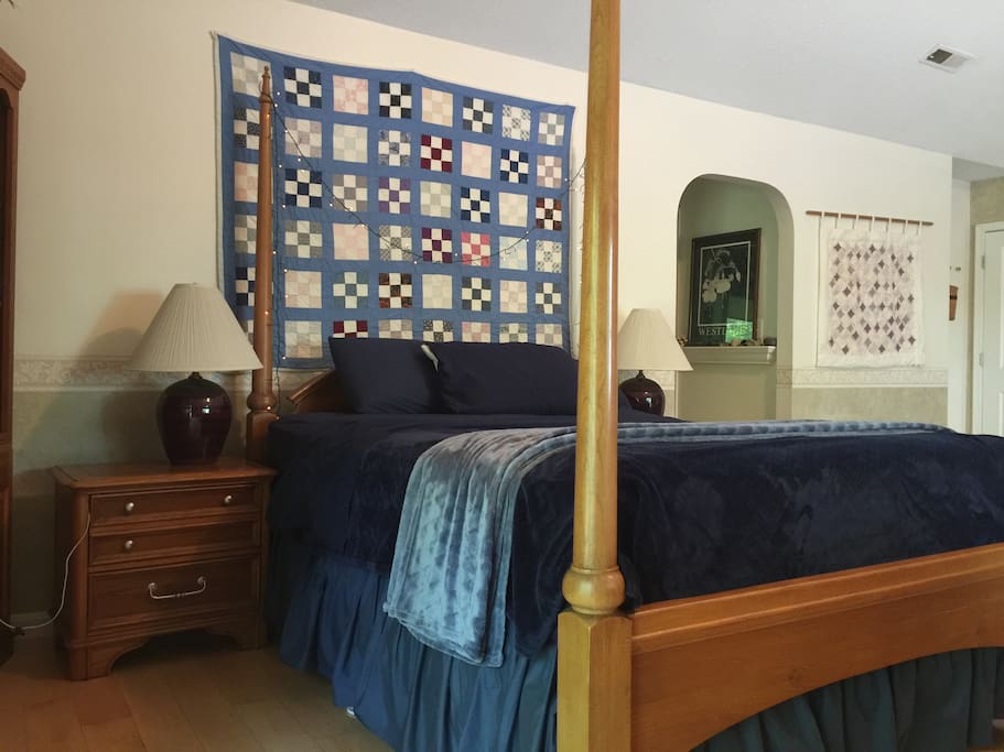 You will have a great night's sleep here on Queen bed