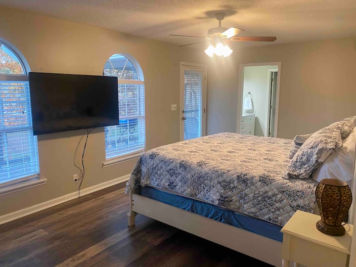 غرفة النوم الرئيسية - جانب البحيرة 