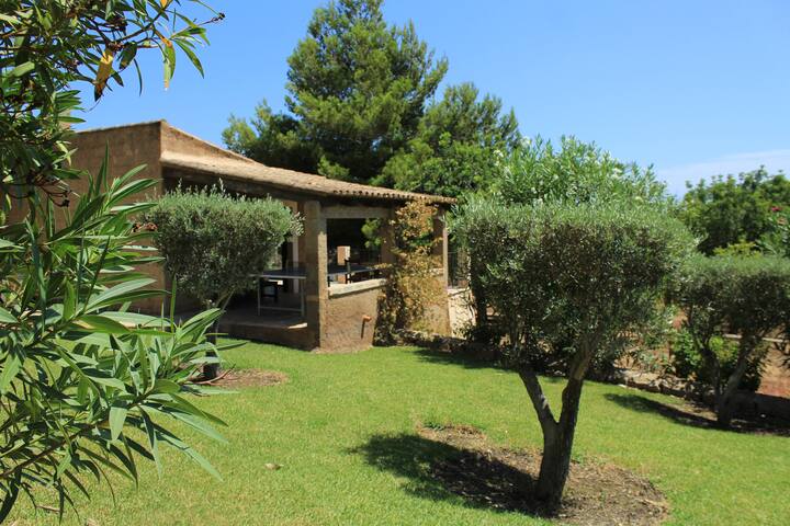 Peaceful farmhouse with infinity pool in S'Horta