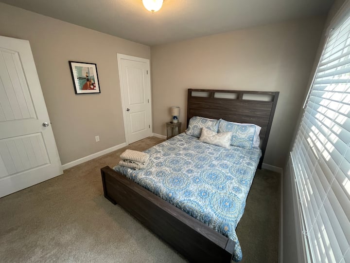 غرفة النوم رقم1 في الطابق الأول بسرير بحجم كبير.