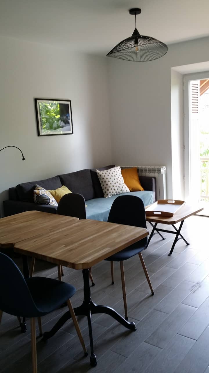 всекидневна , врата на вътрешен двор към балкон