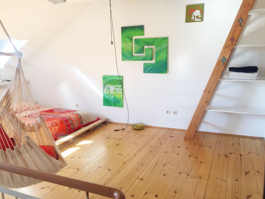 Schlafzimmer mit Kleiderschrank