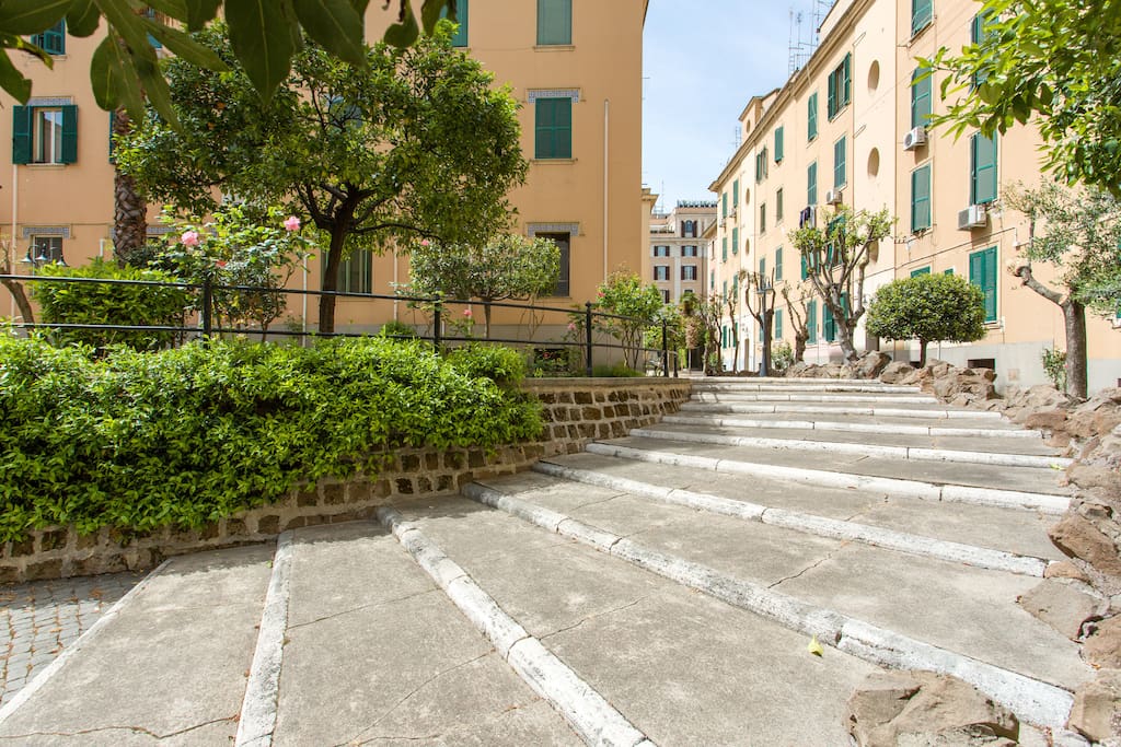 il cortile,l'ingresso allo stabile