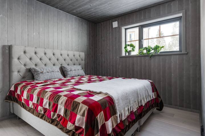 Dormitorio más grande con cama de 180 cm