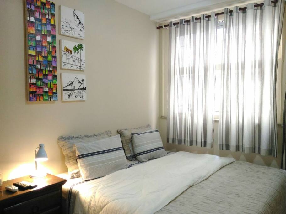 Quarto com cama de casal, tv a cabo, ar split e wi fi