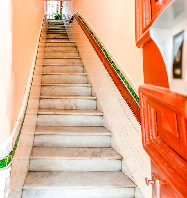 Escalera desde la entrada de la casa a su habitación.