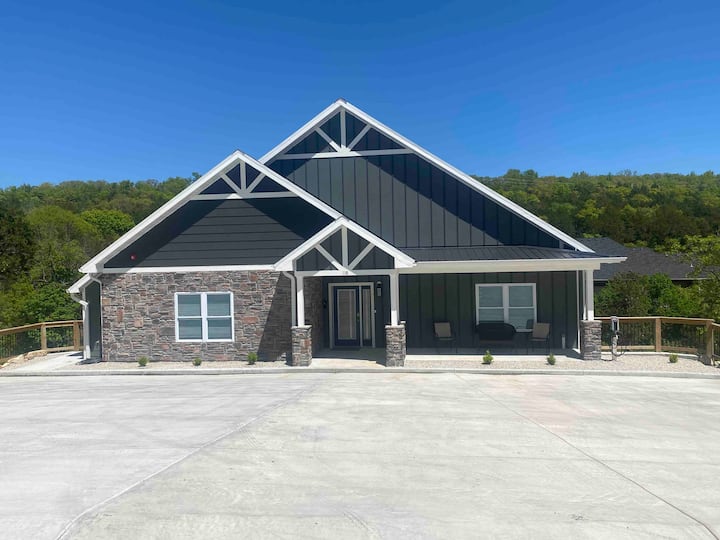 Private Pool! Hot Tub! In-town 4bdrm On Main Level - Branson, MO