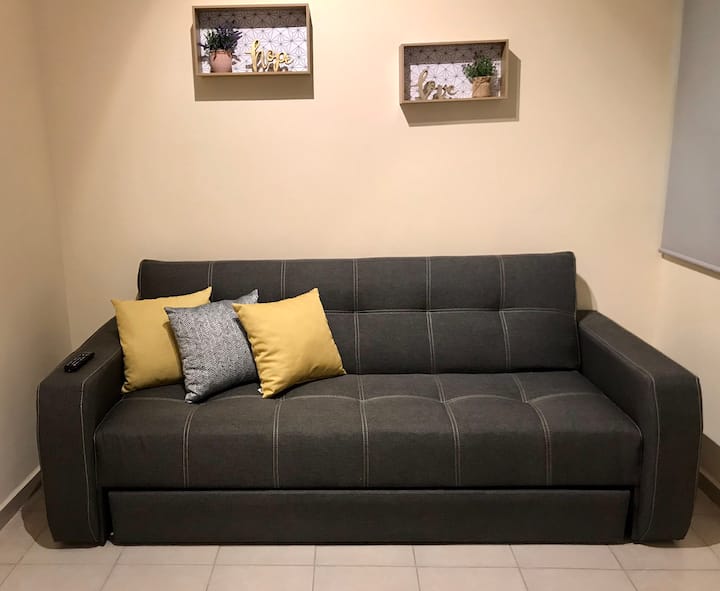 سرير أريكة مزدوج مريح وتفاصيل زخرفية جميلة تجعل الإقامة مكانًا عصريًا ولطيفًا ومريحًا