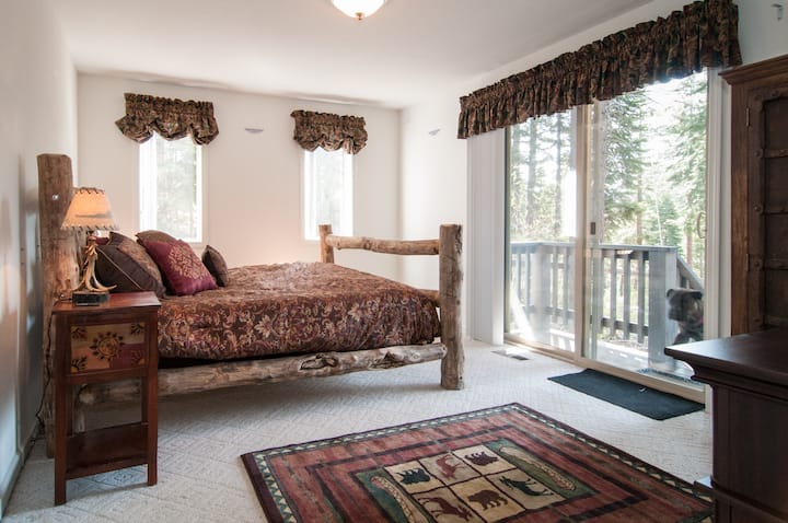 Otra foto del dormitorio #5 también tiene su propia chimenea.