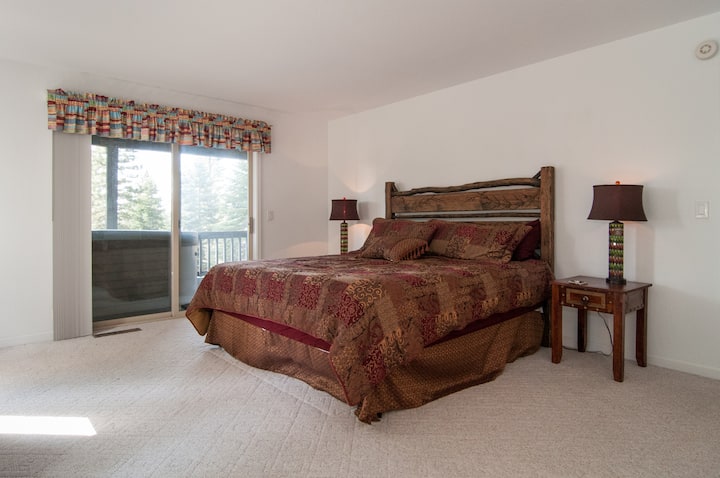 Dormitorio #1 Amplia suite principal con cama tamaño king y control deslizante a la cubierta y jacuzzi