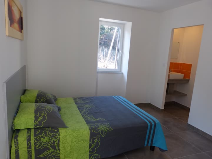 спална соба 4 со кревет во бања
140x190