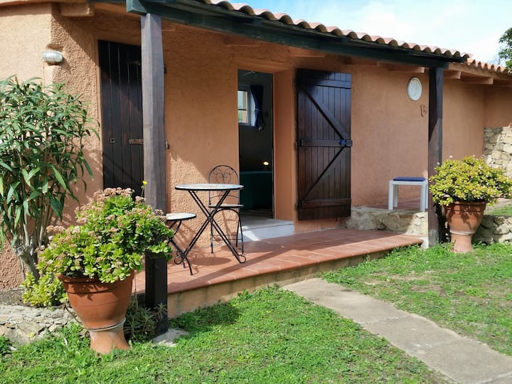 kitengo cha bustani lakini huru ya nyumba ya manor kwa wageni wawili zaidi kuliko uwepo wa tano katika vila