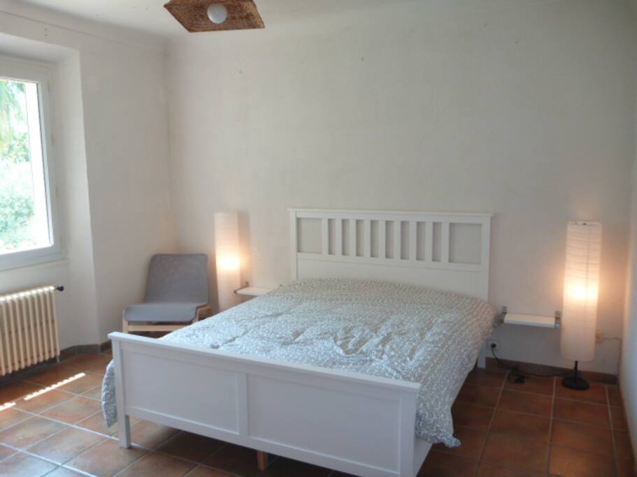 3 chambres avec lit double 160 cm et placard