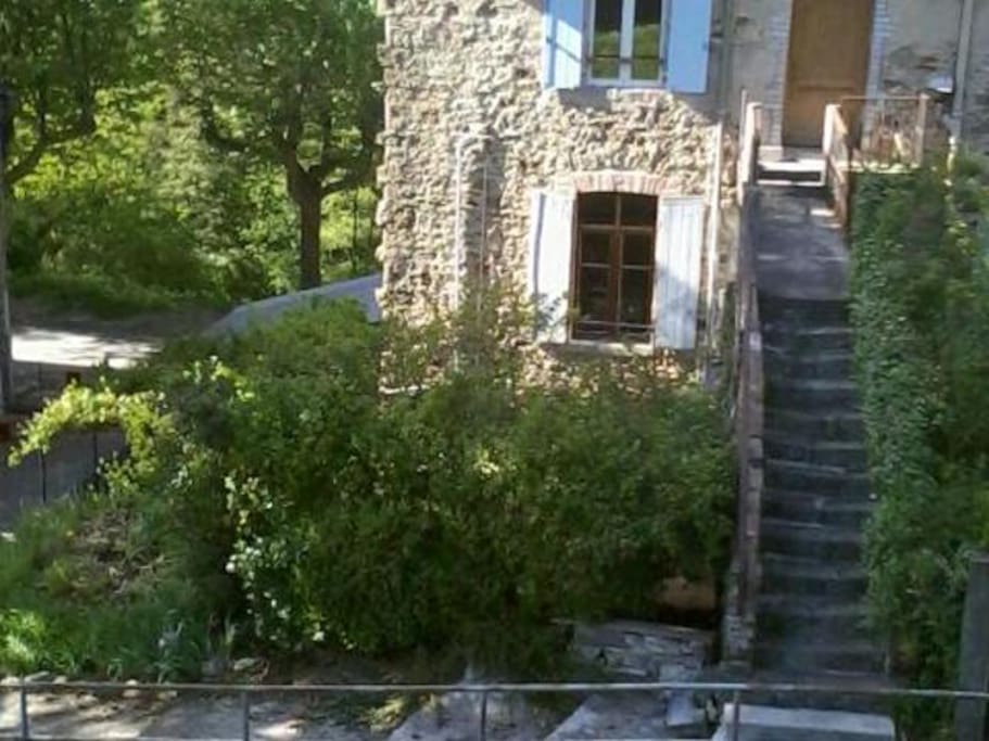 derrière la haie de verdure la terrasse