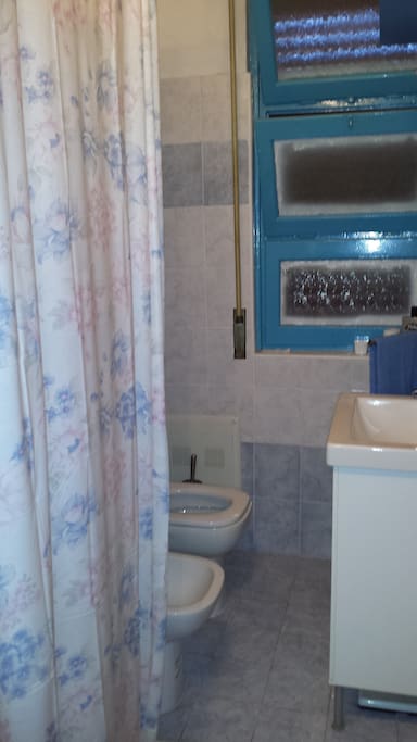 Bagno piccolo ma funzionale ,con doccia