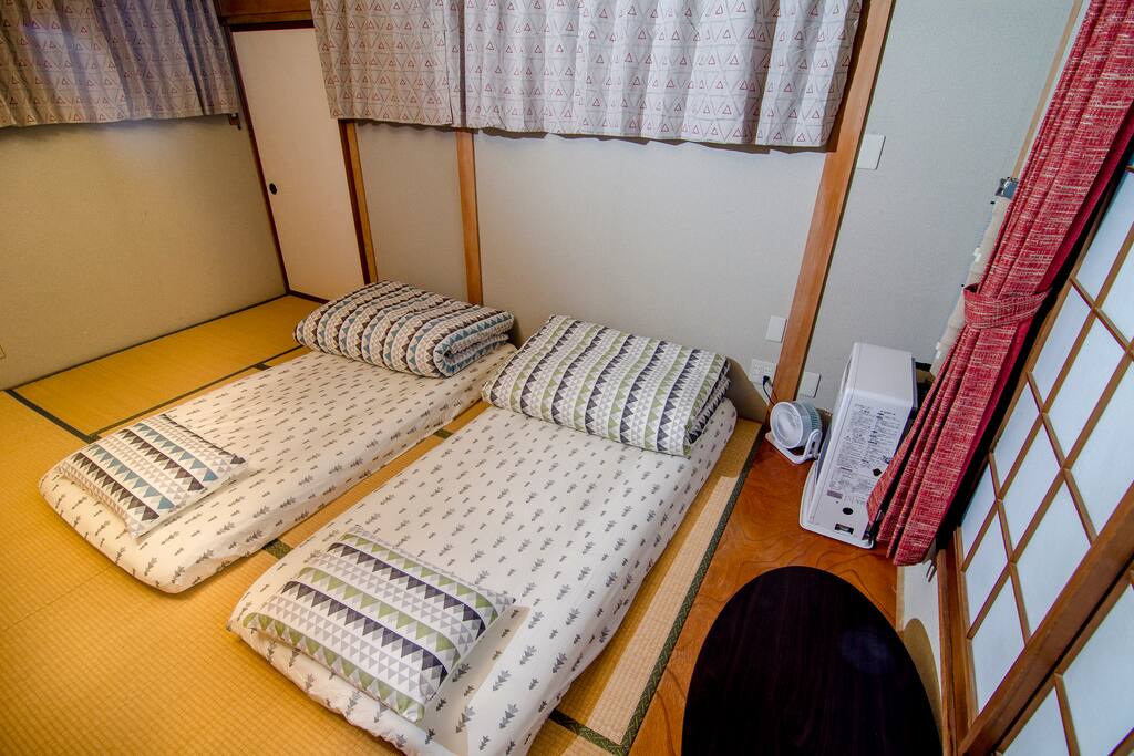 3F和室房/1~4人/房門可鎖/因消防規定,房內二面牆上方有開孔,改以窗簾遮蔽,訂房前請先確認是否能接受,謝謝!