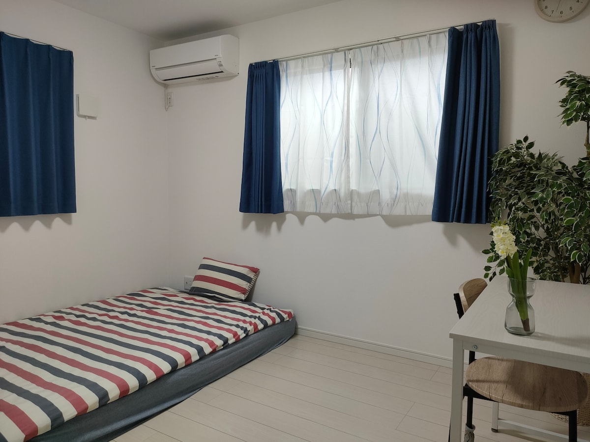  นี่เป็นห้องขนาด 10 ตารางเมตร
เป็นห้องขนาด 10 ตารางเมตร

ที่นี่ไม่ใช่ที่นอนแบบพับได้
นี่เป็นที่นอนคู่สำหรับเตียงปกติ