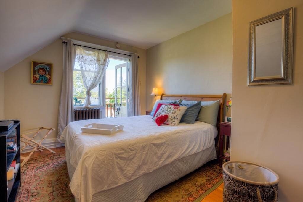 Chemainus Room - features a balcony with bistro table and chairs