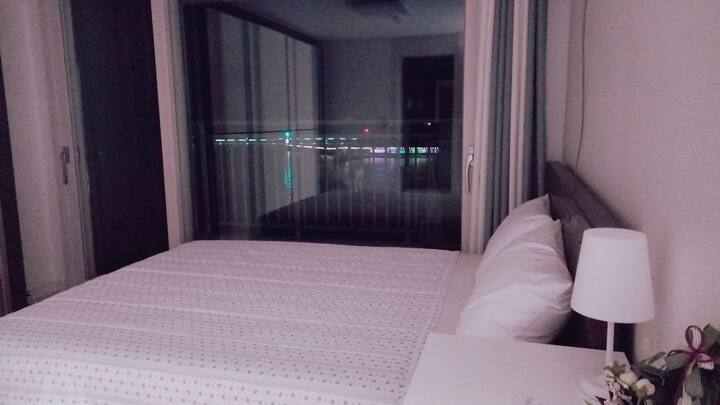 Cuando te acuestes en la cama en el dormitorio principal, verás el nivel del mar y los ojos. Las fotos no hablan bien, pero si apagas la luz por la noche, la luz será muy bonita.