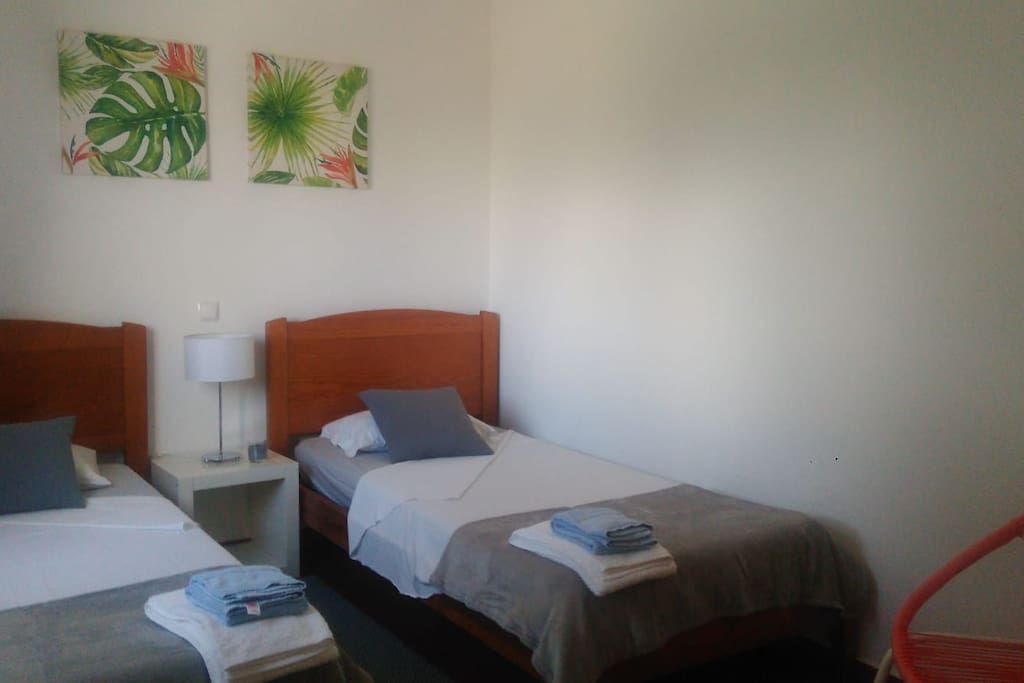 Room North. 2 Single beds